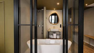 Junior suite, Meerdere bedden | Badkamer | Een haardroger, handdoeken, zeep, shampoo