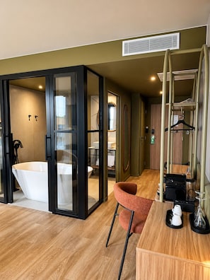 Un baño moderno con bañera, zona de ducha e inodoro.