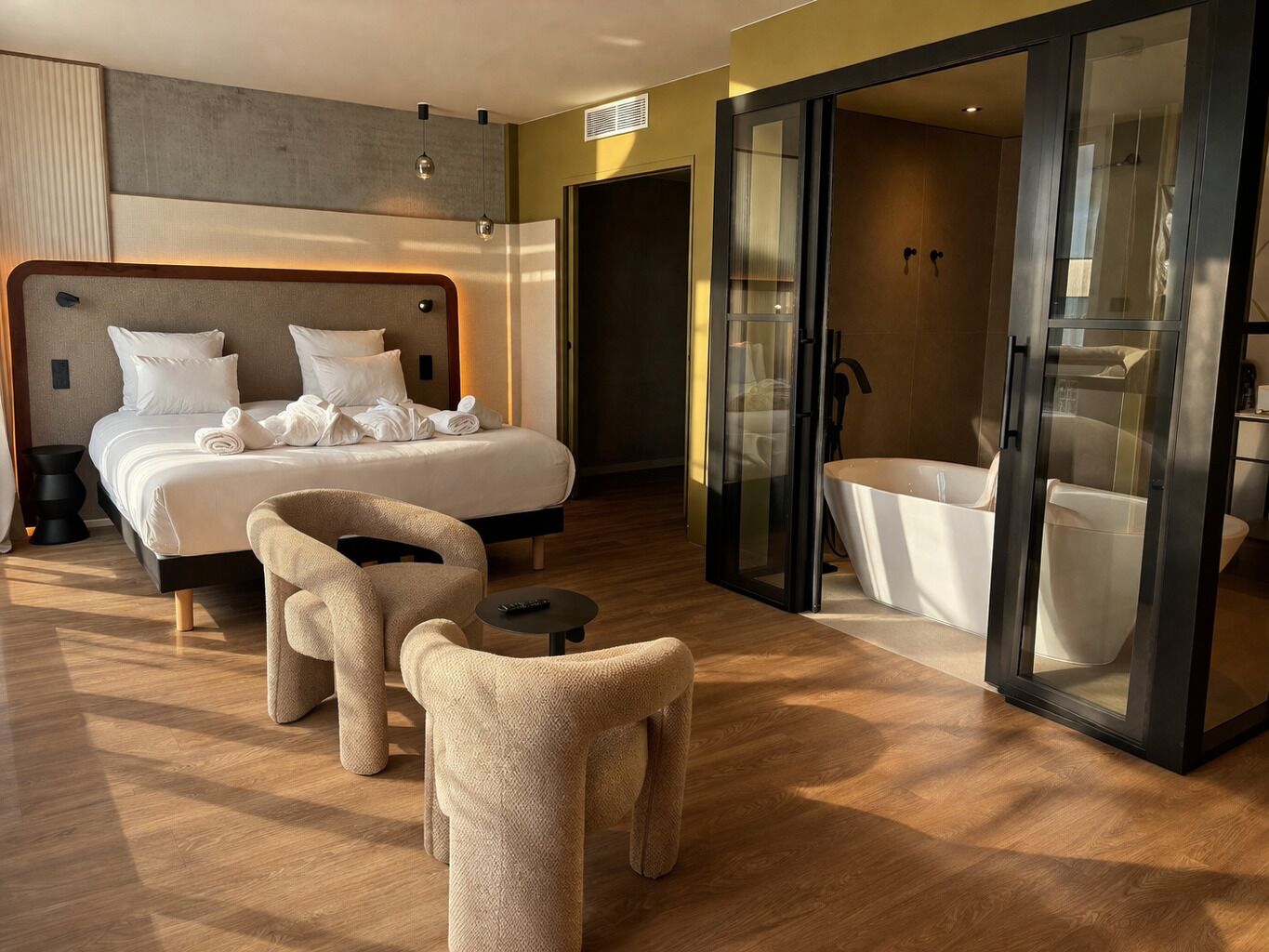 Suite junior, varias camas | Ropa de cama de alta calidad, minibar y escritorio 