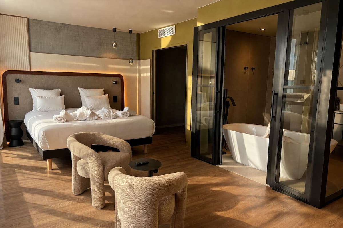 Suite junior, varias camas | Ropa de cama de alta calidad, minibar y escritorio