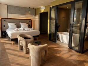 Suite Junior, Plusieurs lits | Literie de qualité, minibar, bureau