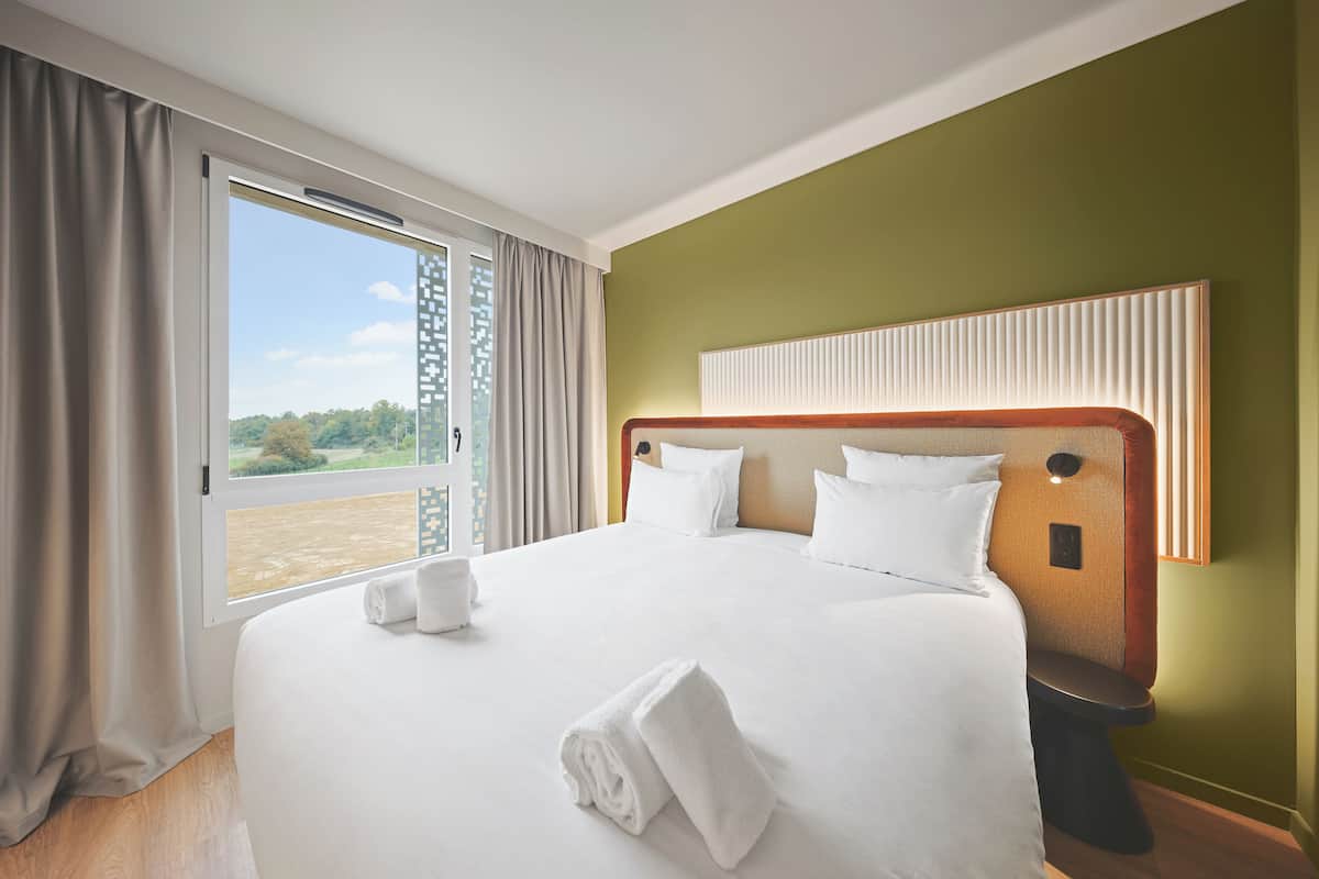 Ropa de cama de alta calidad, minibar y escritorio