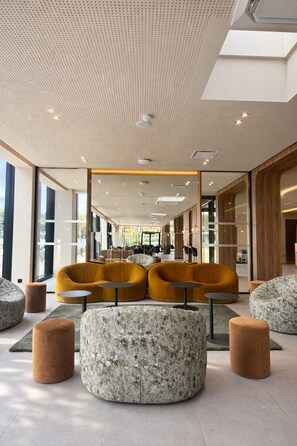 Bar-salon dans le hall