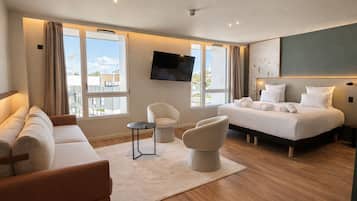 Junior-suite - 1 kingsize-seng med sovesofa | Premium-sengetøj, minibar, skrivebord