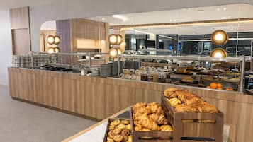 Bữa sáng buffet hàng ngày (14.9 EUR/mỗi người)