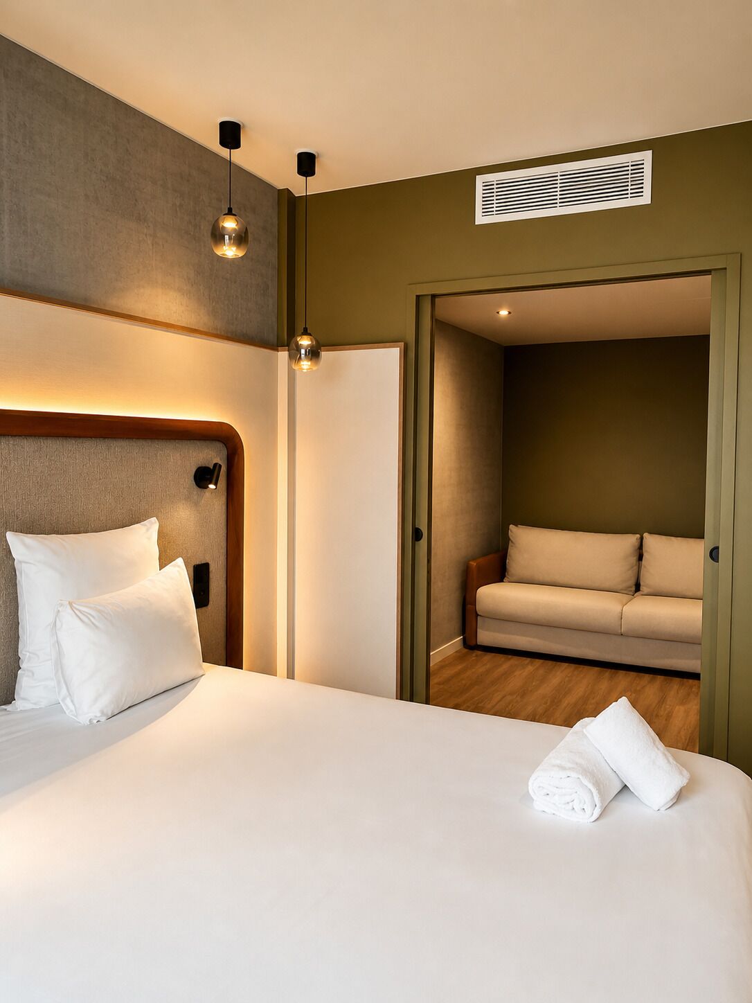 Suite junior, varias camas | Ropa de cama de alta calidad, minibar, escritorio