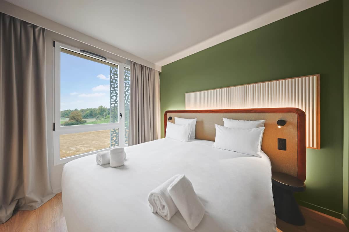 Quarto luxo, 1 cama King | Roupas de cama premium, frigobar, escrivaninha