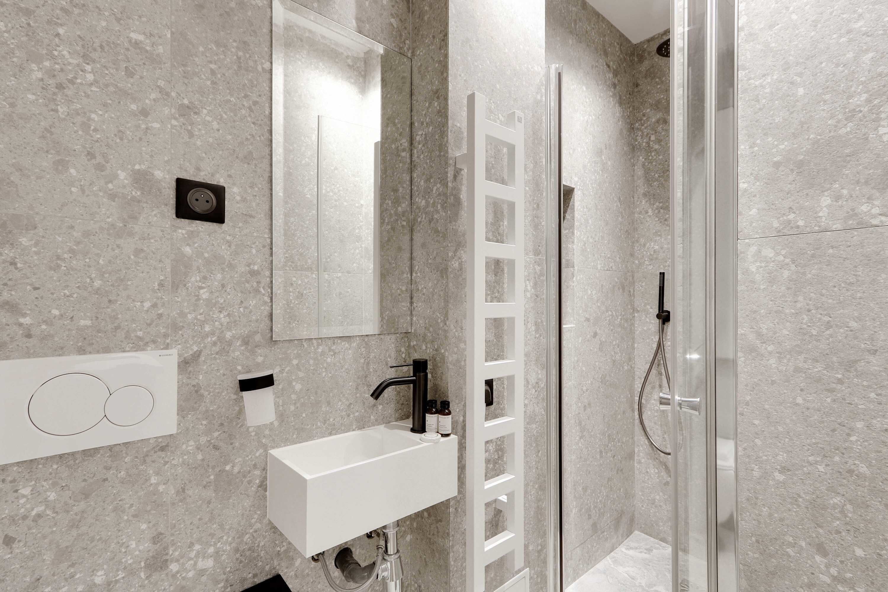 Douche, sèche-cheveux, serviettes fournies, shampoing