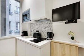 Réfrigérateur, micro-ondes, plaque de cuisson, cafetière/bouilloire