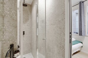 Een douche, een haardroger, handdoeken, shampoo