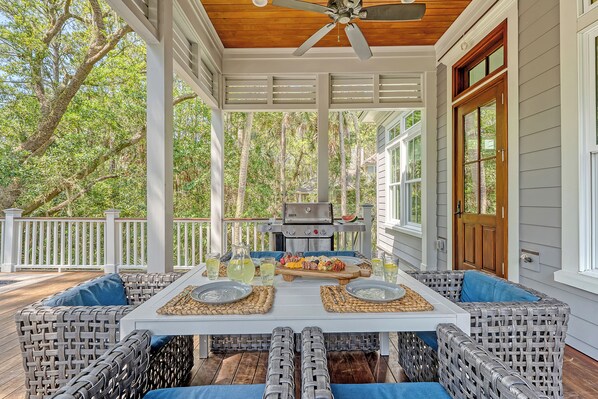 Outdoor dining - Exquisite Vanderhorst home with pool (Kiawah Island)