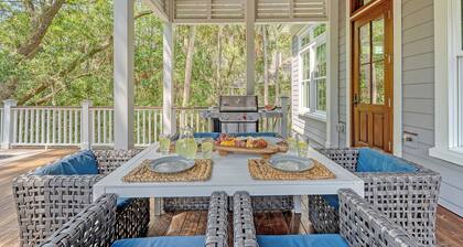 Exquisite Vanderhorst home with pool