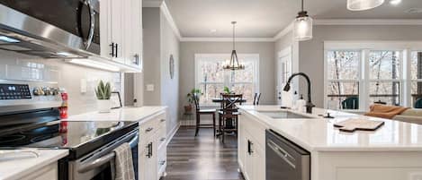 Refrigerador, microondas, horno, placa de cocina