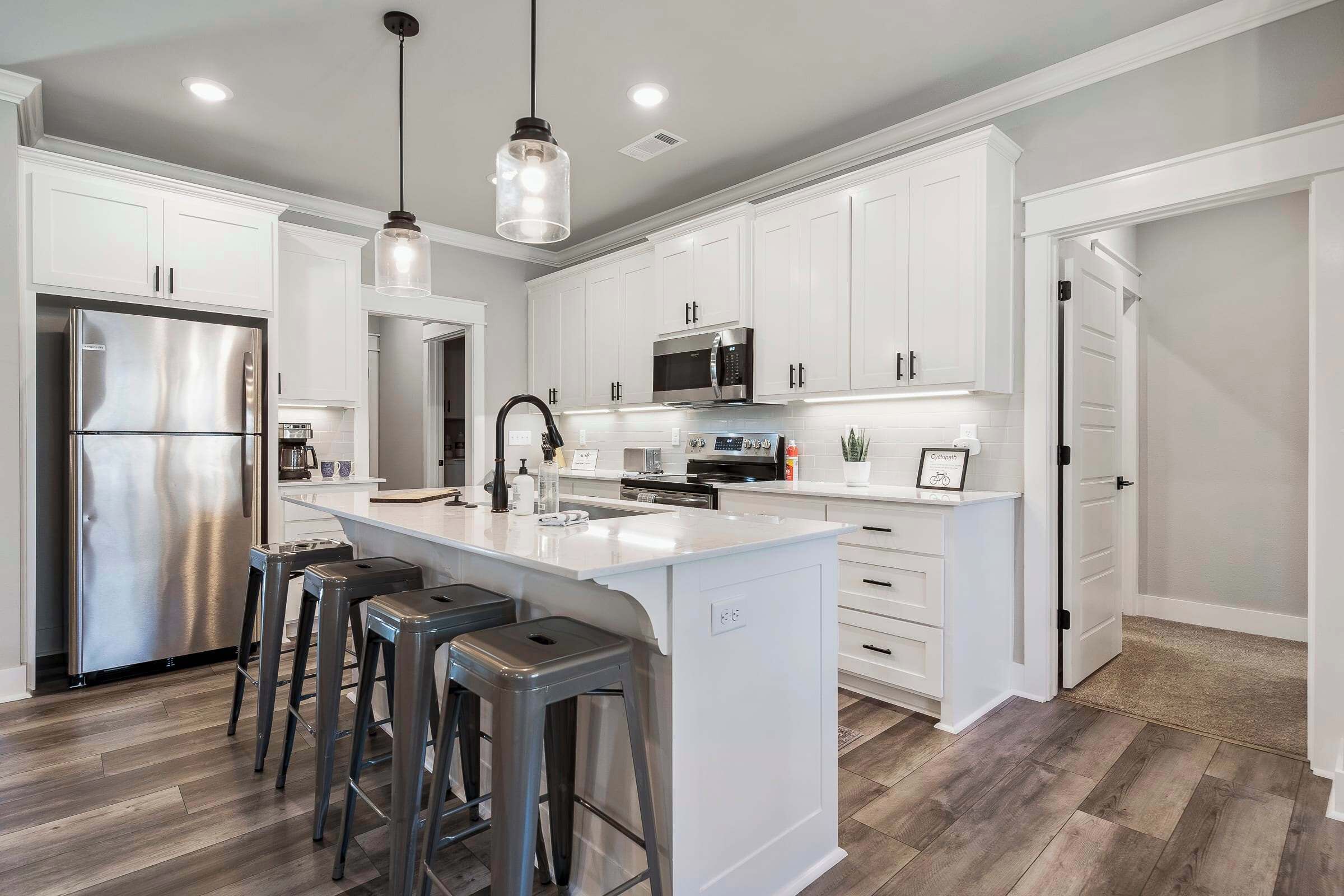 Kjøleskap, mikrobølgeovn, ovn og kokeplater