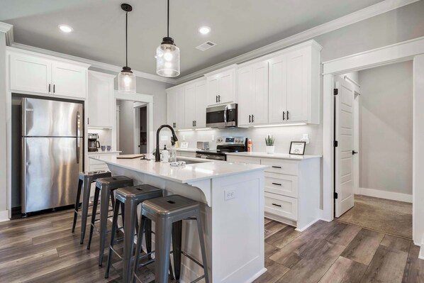 Fridge, microwave, oven, stovetop - The Abode Summary:<br>We (Bella Vista)