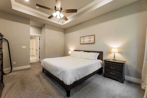 3 bedrooms, desk, iron/ironing board, travel crib - The Abode in Bella Vista .7mi to Back 40 Trailhead (Bella Vista)