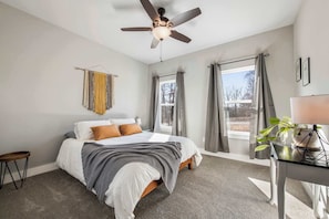 3 bedrooms, desk, iron/ironing board, travel cot - The Abode Summary:<br>We (Bella Vista)