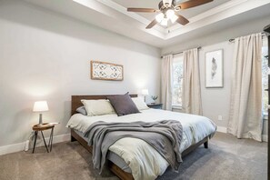 3 chambres, bureau, fer et planche à repasser, lit parapluie