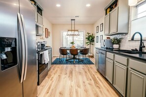 Kjøleskap, mikrobølgeovn, ovn og kokeplater