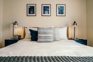 3 habitaciones, escritorio y tabla de planchar con plancha 