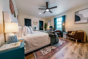 3 soverom, skrivebord, strykejern/-brett og reiseseng for barn