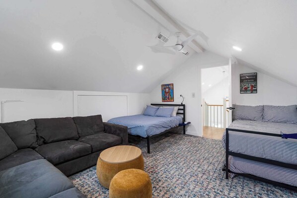 3 habitaciones, escritorio y tabla de planchar con plancha 