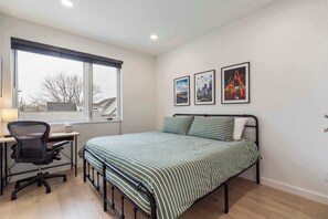 3 chambres, bureau, fer et planche à repasser, lit parapluie