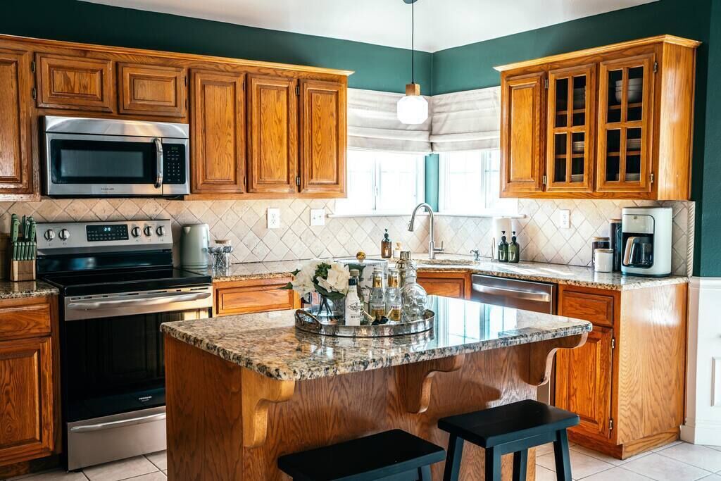 Een koelkast, een magnetron, een oven, een kookplaat