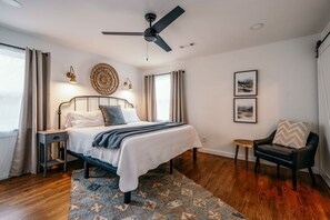 3 makuuhuonetta, työpöytä, silitysrauta/-lauta, vauvan matkasänky