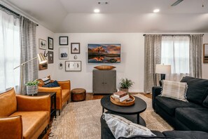 Televisio, kirjoja, työhuone