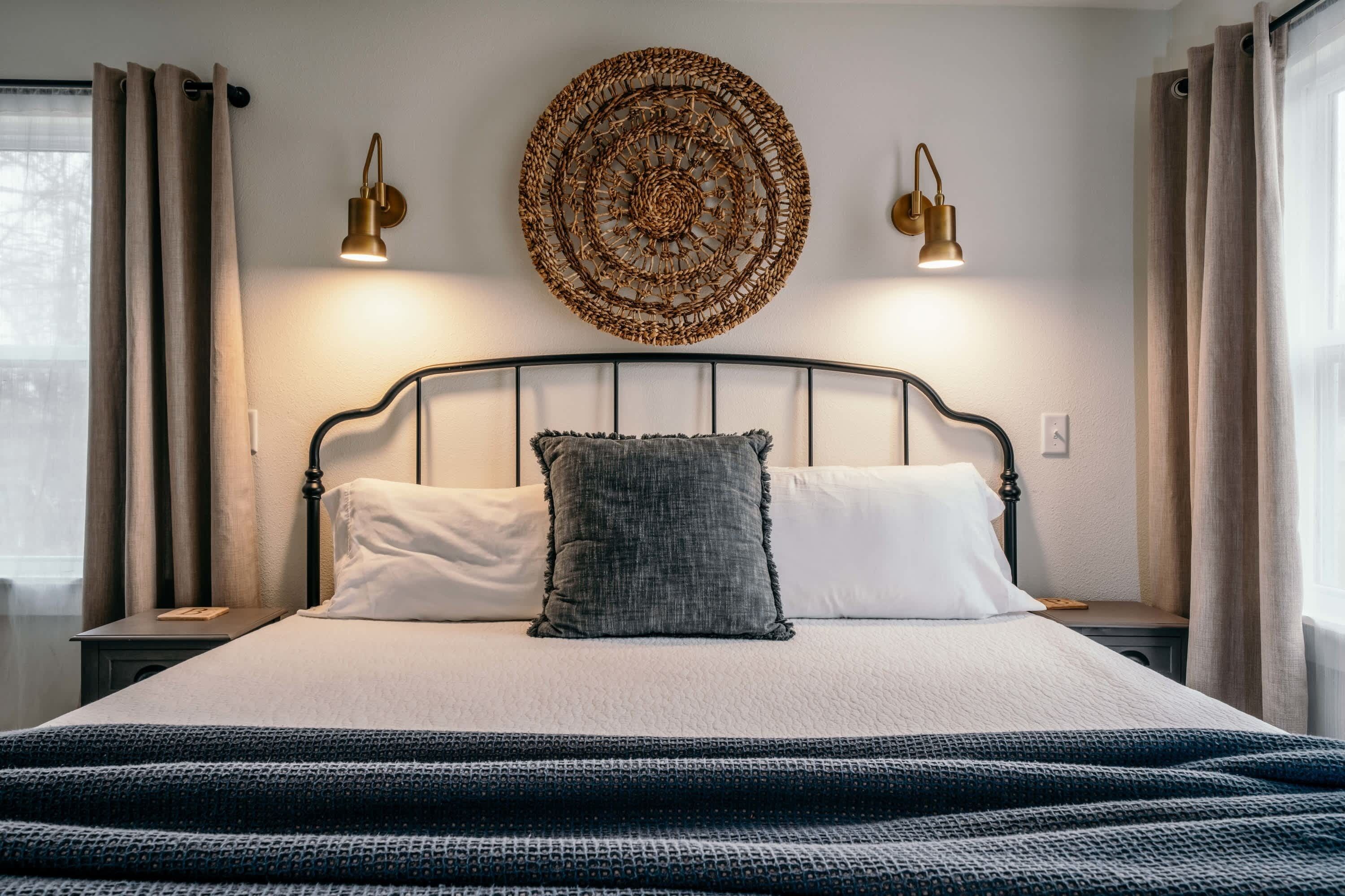 3 soverom, skrivebord, strykejern/-brett og reiseseng for barn