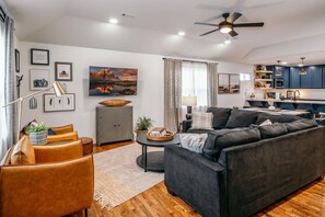 Televisio, kirjoja, työhuone