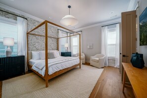 4 slaapkamers, een bureau, een strijkplank/strijkijzer, wifi