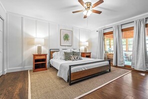 3 bedrooms, iron/ironing board, WiFi, bed sheets - Cottage on Chestnut S (Rogers)