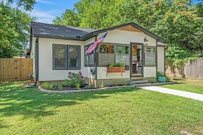 Exterior - Cottage on Chestnut S (Rogers)