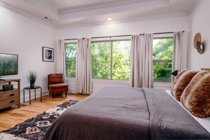 4 habitaciones, escritorio y tabla de planchar con plancha 