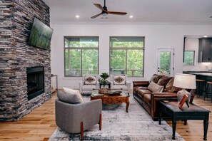 TV, fireplace, books, offices - The Cyclopath Summary (Bella Vista)