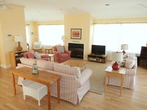 Smart TV, books - 132 Henlopen Shores Circle, Lewes, Delaware (Lewes)