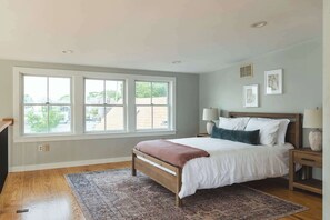 2 bedrooms, iron/ironing board, travel crib, WiFi - Stay at Smith Cove (Gloucester)