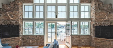 Fernseher, Kamin, Arbeitsbereiche