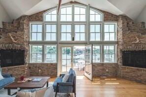 TV, fireplace, offices - Stay at Smith Cove (Gloucester)