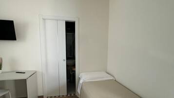 Comfort driepersoonskamer, balkon, uitzicht op binnenplaats | Een bureau, een laptopwerkplek, gratis wifi