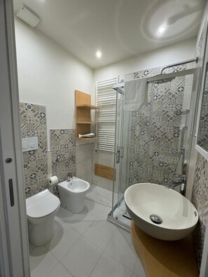 Comfort Triple Room, Balcony, Courtyard View | Bathroom