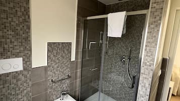 Junior Suite, Sea View | Bilik Mandi | Kelengkapan dandanan diri percuma, pengering rambut, tuala disediakan