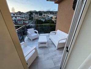Junior Suite, Sea View | Bathroom | Free toiletries, hair dryer, towels, soap
