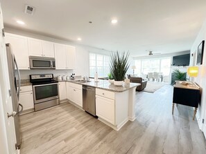 Refrigerador, microondas, horno, placa de cocina