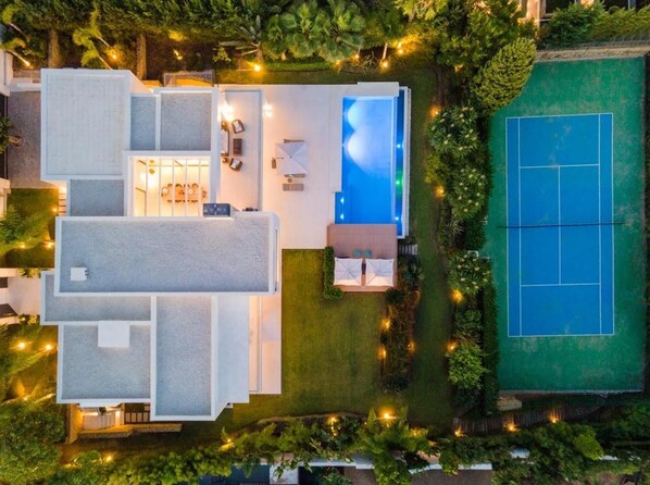 Una piscina cubierta