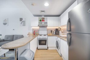 Réfrigérateur, micro-ondes, four, plaque de cuisson