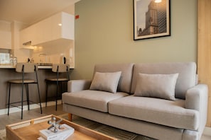 1 bedroom, Internet - w Radiant 1BR w Private Balcony in Miraflores (Lima)