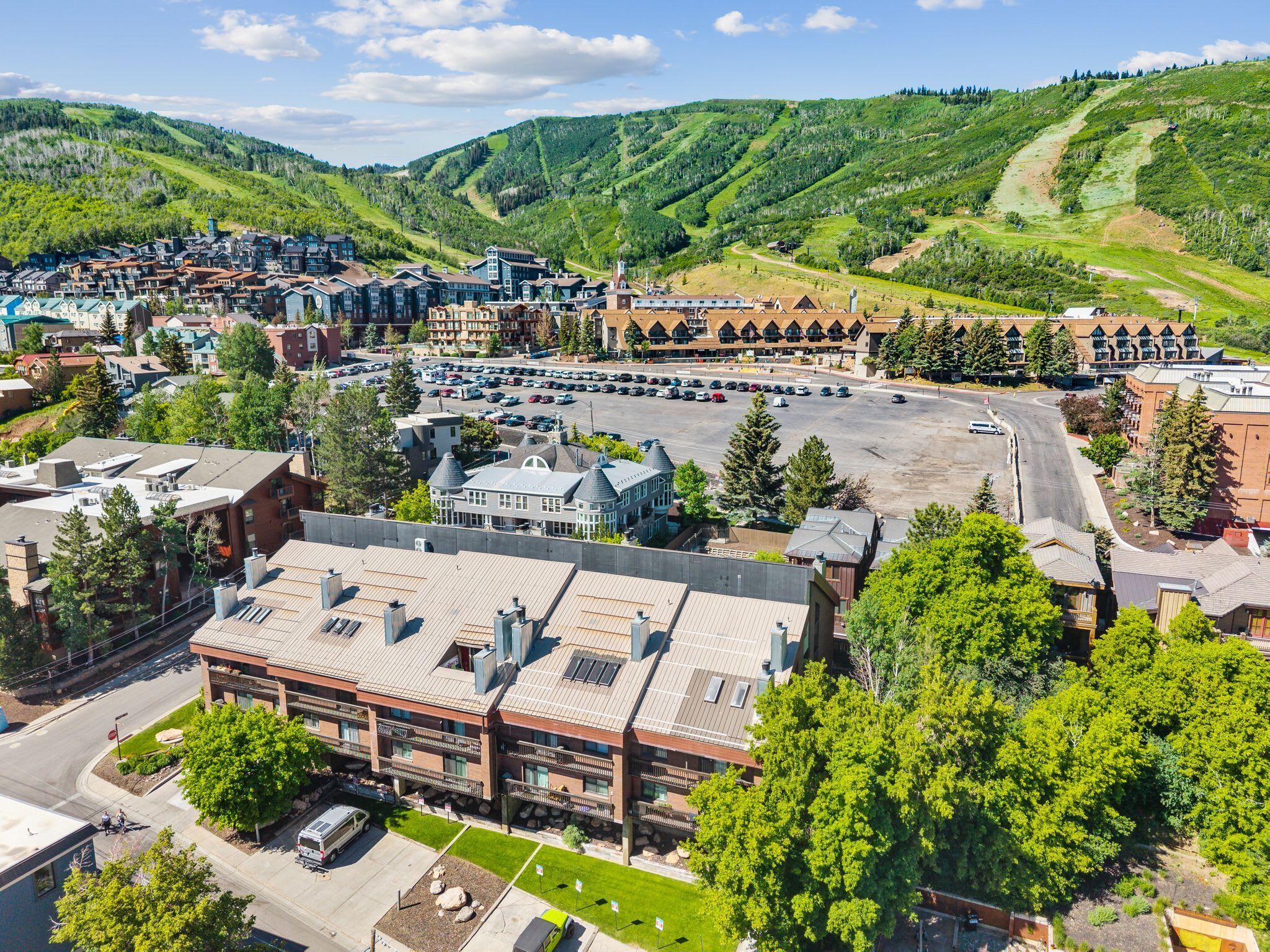 A hotel with a central courtyard, surrounded by buildings and a parking lot.